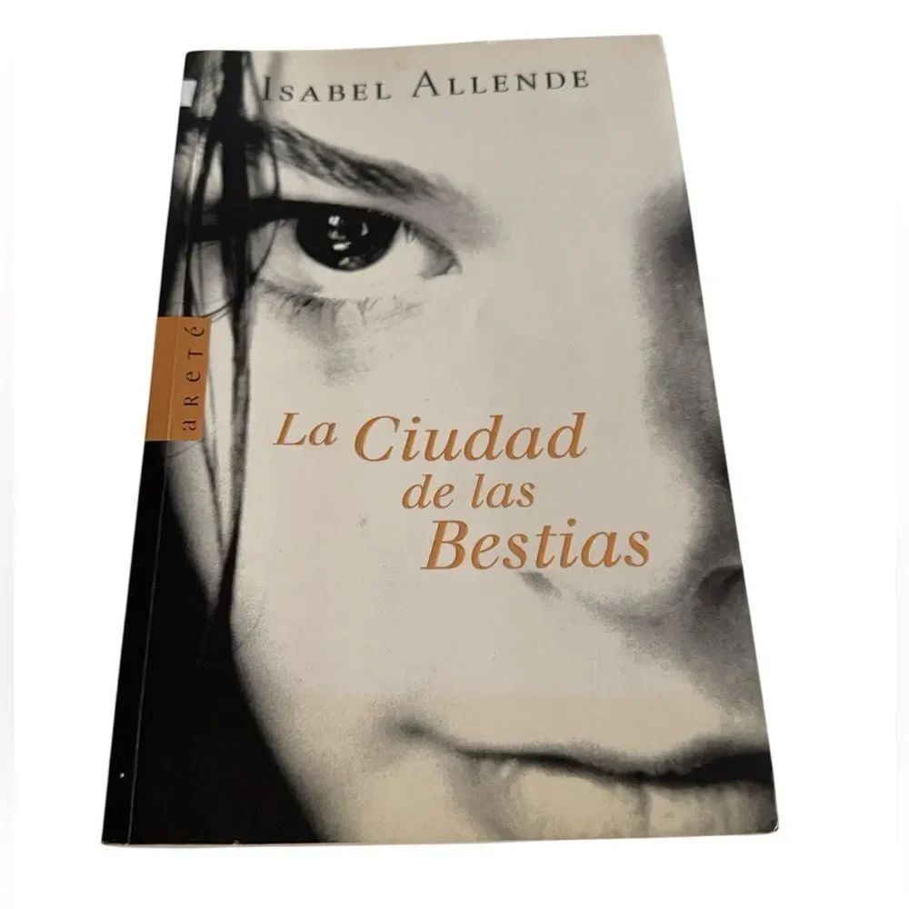 'La Ciudad de las Bestias' Book - Black and White Cover EUC